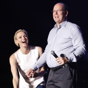 La princesse Charlene de Monaco était d'une humeur éblouissante au côté du prince Albert II lors du grand concert organisé le 12 juillet 2015 sur la place du palais, avec Robbie Williams et Lemar, en clôture des célébrations des 10 ans de règne du souverain.