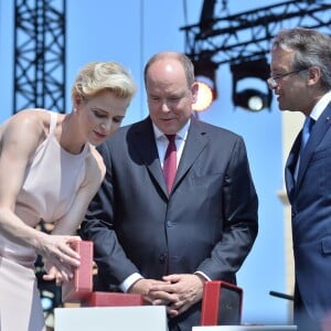 La princesse Charlene et le prince Albert II de Monaco ont reçu des mains du maire Georges Marsan, samedi 11 juillet 2015 lors de la célébration des dix ans de l'avènement du souverain monégasque, les cadeaux faits par les Monégasques à leurs jumeaux Jacques et Gabriella à l'occasion de leur baptême : une broche et une montre Cartier des années 1920.