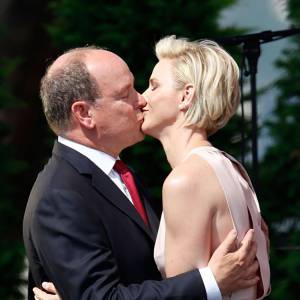 Le prince Albert de Monaco a été surpris et extrêmement touché par la princesse Charlene de Monaco, qui a fait samedi 11 juillet 2015 son premier discours en français à l'occasion de la célébration des 10 ans de règne du souverain monégasque.