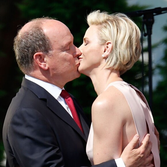 Le prince Albert de Monaco a été surpris et extrêmement touché par la princesse Charlene de Monaco, qui a fait samedi 11 juillet 2015 son premier discours en français à l'occasion de la célébration des 10 ans de règne du souverain monégasque.