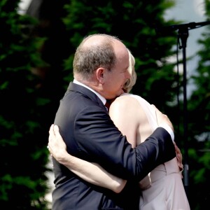 Le prince Albert de Monaco a été surpris et extrêmement touché par la princesse Charlene de Monaco, qui a fait samedi 11 juillet 2015 son premier discours en français à l'occasion de la célébration des 10 ans de règne du souverain monégasque.