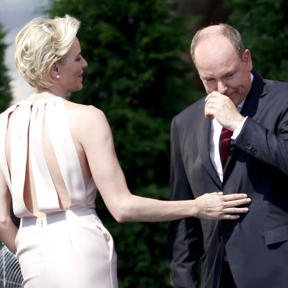 Le prince Albert de Monaco a été surpris et extrêmement touché par la princesse Charlene de Monaco, qui a fait samedi 11 juillet 2015 son premier discours en français à l'occasion de la célébration des 10 ans de règne du souverain monégasque.