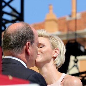 Le prince Albert II de Monaco a été profondément ému par le premier discours en français de son épouse la princesse Charlene, surprise qu'elle lui a faite le 11 juillet 2015 pour la célébration des dix ans de son règne.