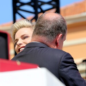 Le prince Albert II de Monaco a été profondément ému par le premier discours en français de son épouse la princesse Charlene, surprise qu'elle lui a faite le 11 juillet 2015 pour la célébration des dix ans de son règne.