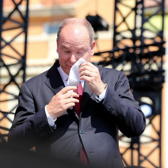 Le prince Albert II de Monaco n'a pu réprimer ses larmes en entendant le premier discours en français de son épouse la princesse Charlene, surprise qu'elle lui a faite le 11 juillet 2015 pour la célébration des dix ans de son règne.