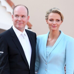 Le prince Albert II de Monaco et son épouse Charlene lors de leur mariage civile, le 1er juillet 2011 à Monaco