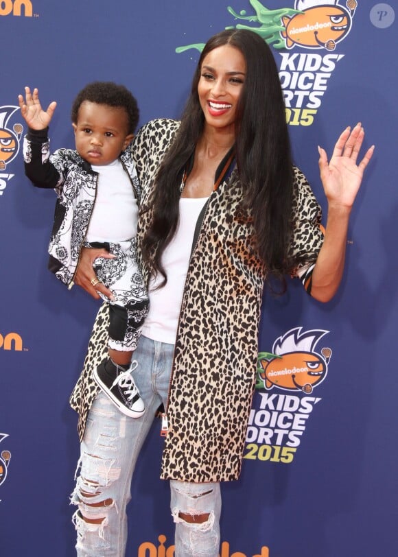 Ciara et son fils Future Zahir Wilburn lors des Nickelodeon Kid's Choice Sports Awards au UCLA Pauley Pavilion de Los Angeles, le 16 juillet 2015