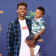  Nick Young et son fils lors des Nickelodeon Kid's Choice Sports Awards au UCLA Pauley Pavilion de Los Angeles, le 16 juillet 2015 