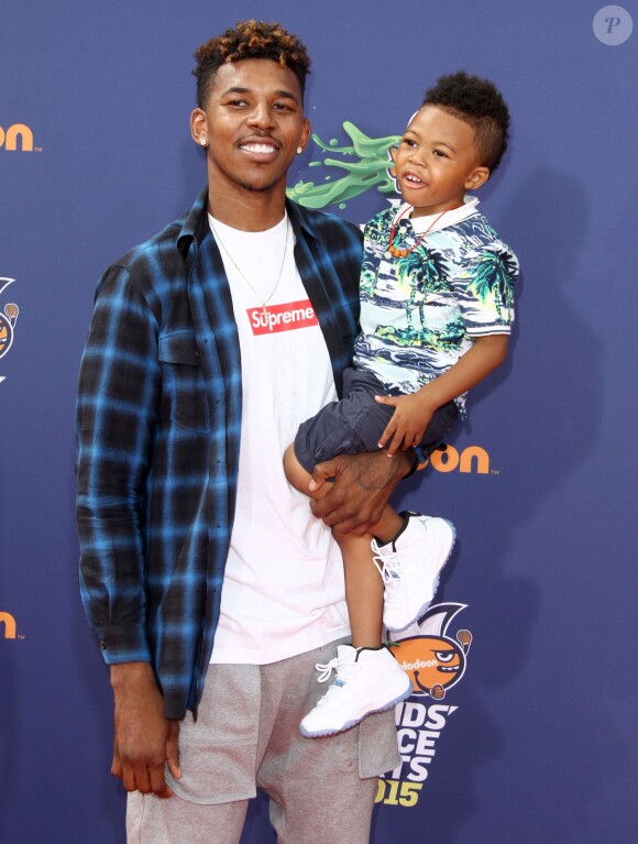 Nick Young et son fils lors des Nickelodeon Kid's Choice Sports Awards au UCLA Pauley Pavilion de Los Angeles, le 16 juillet 2015