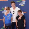  Romeo, Brooklyn et Cruz Beckham lors des Nickelodeon Kid's Choice Sports Awards au UCLA Pauley Pavilion de Los Angeles, le 16 juillet 2015 