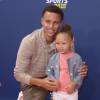 Stephen Curry et sa fille Riley lors des Nickelodeon Kid's Choice Sports Awards au UCLA Pauley Pavilion de Los Angeles, le 16 juillet 2015