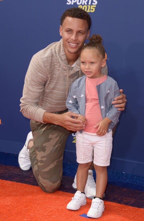 Stephen Curry et sa fille Riley lors des Nickelodeon Kid's Choice Sports Awards au UCLA Pauley Pavilion de Los Angeles, le 16 juillet 2015