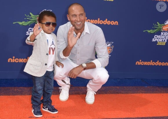 Derek Jeter et son fils Jalen Jeter-Martin lors des Nickelodeon Kid's Choice Sports Awards au UCLA Pauley Pavilion de Los Angeles, le 16 juillet 2015