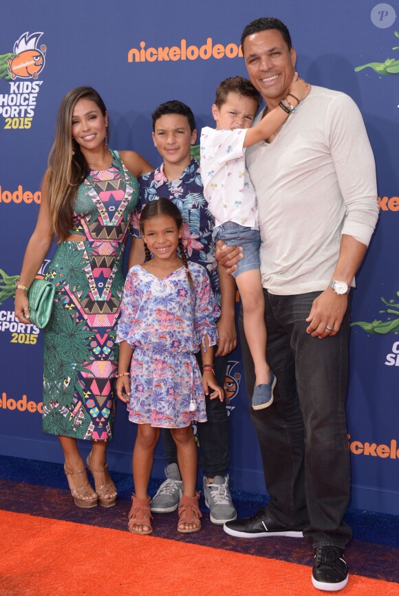 Tony Gonzalez et sa famille lors des Nickelodeon Kid's Choice Sports Awards au UCLA Pauley Pavilion de Los Angeles, le 16 juillet 2015