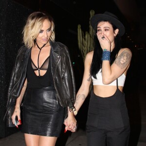 Rumer Willis, blessée au pied droit, sort au Bootsy Bellows à Los Angeles avec une amie le 23 juin 2015