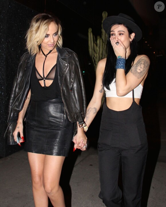 Rumer Willis, blessée au pied droit, sort au Bootsy Bellows à Los Angeles avec une amie le 23 juin 2015