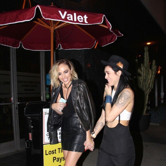 Rumer Willis, blessée au pied droit, sort au Bootsy Bellows à Los Angeles avec une amie le 23 juin 2015. 