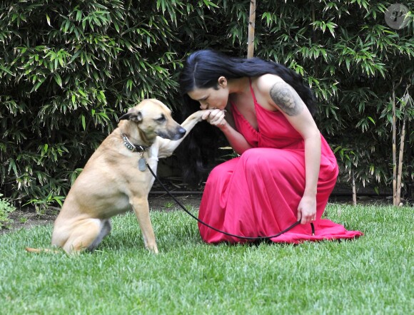 Rumer Willis et son chien à Los Angeles, le 6 juillet 2015