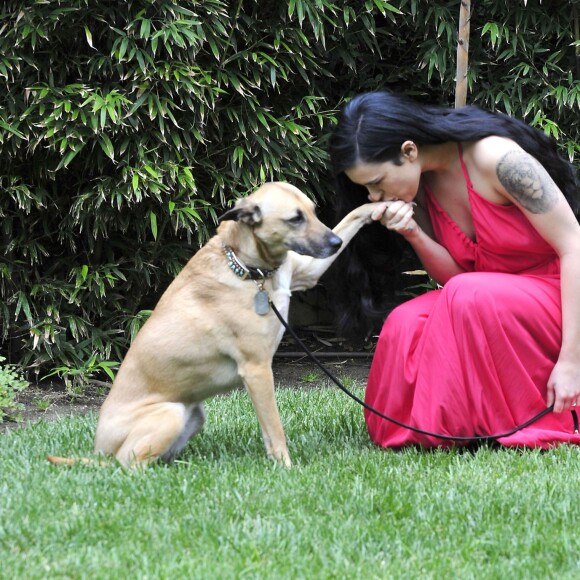 Rumer Willis et son chien à Los Angeles, le 6 juillet 2015