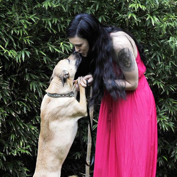 Rumer Willis embrasse son chien à Los Angeles, le 6 juillet 2015