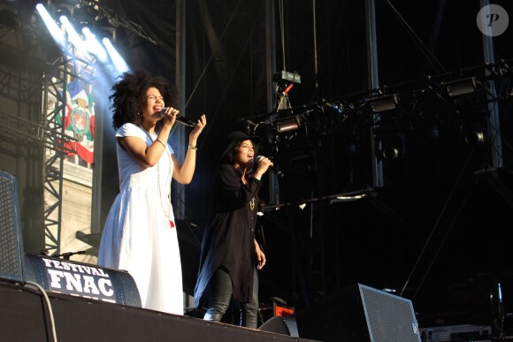Lisa Diaz et sa soeur jumelle Naomi Diaz, membres du groupe Ibeyi en concert lors du premier jour du Festival Fnac Live 2015 sur le parvis de l'Hôtel de Ville à Paris, le 15 juin 2015.