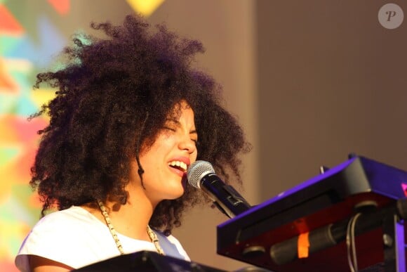 Lisa Diaz, membre du groupe Ibeyi en concert lors du premier jour du Festival Fnac Live 2015 sur le parvis de l'Hôtel de Ville à Paris, le 15 juin 2015.