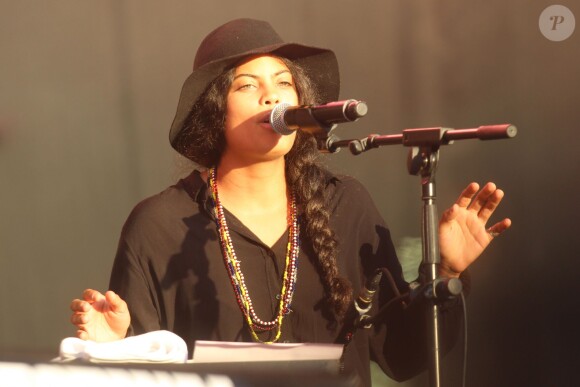 Naomi Diaz, membre du groupe Ibeyi en concert lors du premier jour du Festival Fnac Live 2015 sur le parvis de l'Hôtel de Ville à Paris, le 15 juin 2015.