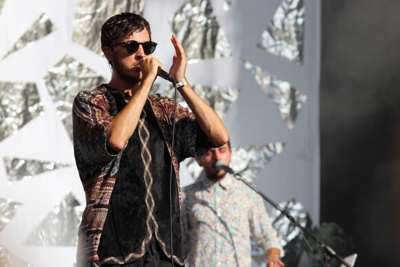 Max Colombie, le chanteur du groupe Oscar and the Wolf en concert lors du premier jour du Festival Fnac Live 2015 sur le parvis de l'Hôtel de Ville à Paris, le 15 juin 2015.