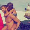 Calvin Harris porte Taylor Swift sur son dos en vacances (photo postée le 4 juillet 2015.3
