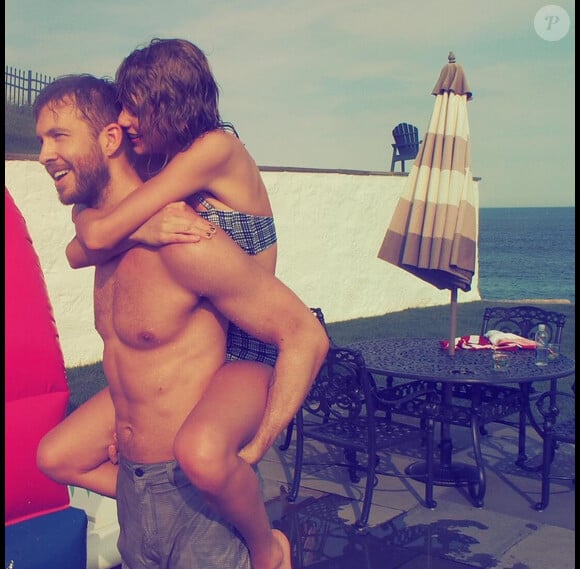 Calvin Harris porte Taylor Swift sur son dos en vacances (photo postée le 4 juillet 2015.3