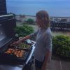 Calvin Harris prend en photo Taylor Swift cuisinant (photo postée le 3 juillet 2015).