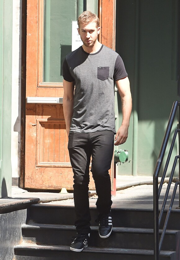 Calvin Harris (compagnon de Taylor Swift) quitte son appartement à New York le 29 mai 2015.