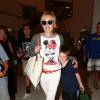 Sharon Stone arrivant à l'aéroport de Los Angeles le 17 juillet 2015 avec son fils Quinn