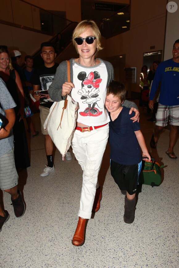 Sharon Stone arrivant à l'aéroport de Los Angeles le 17 juillet 2015 avec son fils Quinn