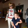 Sharon Stone arrivant à l'aéroport de Los Angeles le 17 juillet 2015 avec son fils Quinn