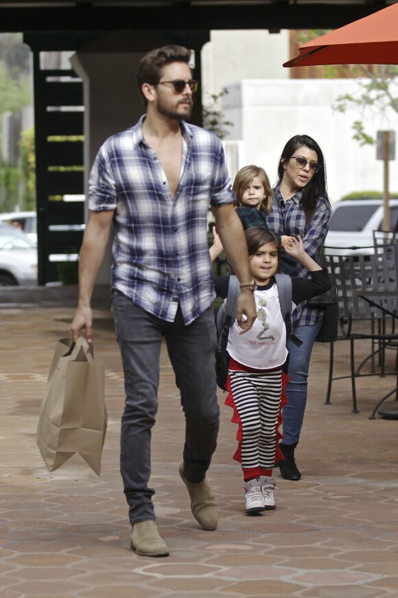 Scott Disick, Kourtney Kardashian et leurs enfants Mason et Penelope à Los Angeles, le 10 mars 2015.