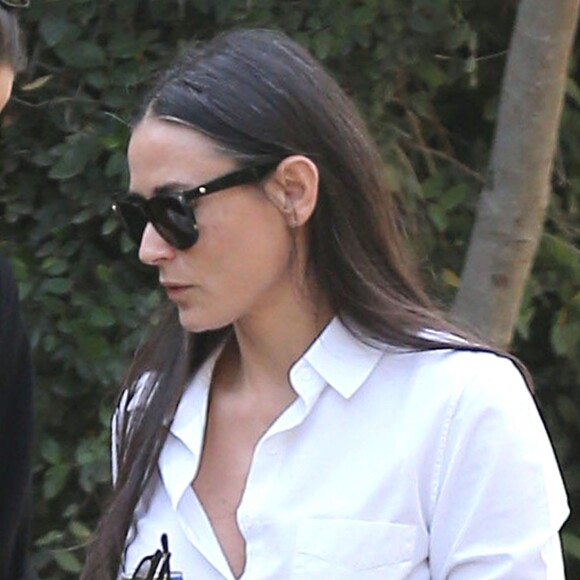 Exclusif - Demi Moore devant sa maison à Los Angeles, le 18 avril 2014.