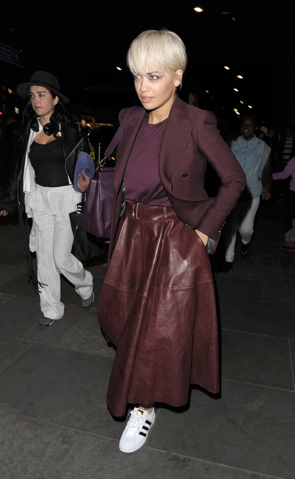 Rita Ora arrive à Londres par l'Eurostar le 9 juillet 2015. 