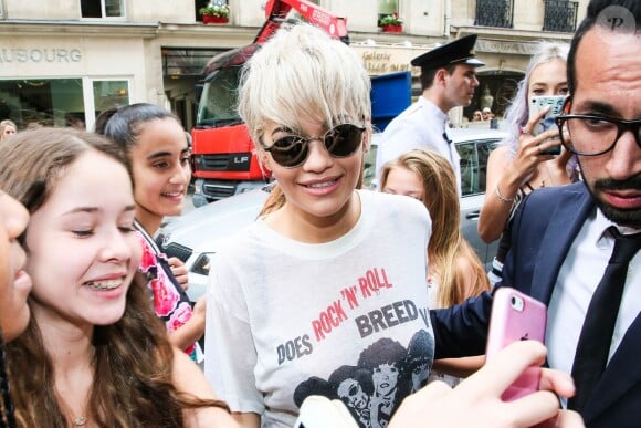 Rita Ora accueillie par ses fans à son arrivée à l'hôtel Bristol à Paris, le 7 juillet 2015. 