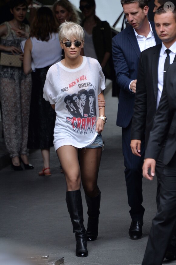 Rita Ora - Sortie des people du défilé de mode "Chanel" Haute-Couture Automne-Hiver 2015/2016 à Paris. Le 7 juillet 2015 