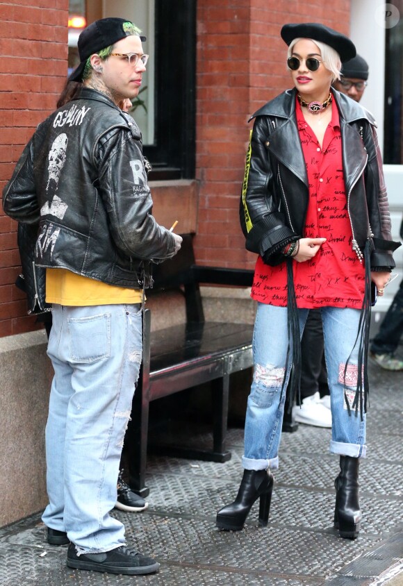 Rita Ora, son compagnon Ricky Hil, Tommy Hilfiger et l'artiste français Mr Brainwash sortent de leur hôtel dans la quartier de Soho à New York, le 20 avril 2015