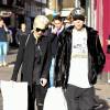 Rita Ora, toute vêtue de noir, et son compagnon Ricky Hilfiger (Ricky Hil) font du shopping dans le quartier de Soho, à Londres le 26 mars 2015. 