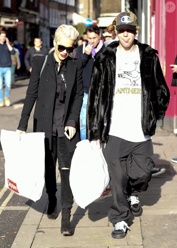 Rita Ora, toute vêtue de noir, et son compagnon Ricky Hilfiger (Ricky Hil) font du shopping dans le quartier de Soho, à Londres le 26 mars 2015. 