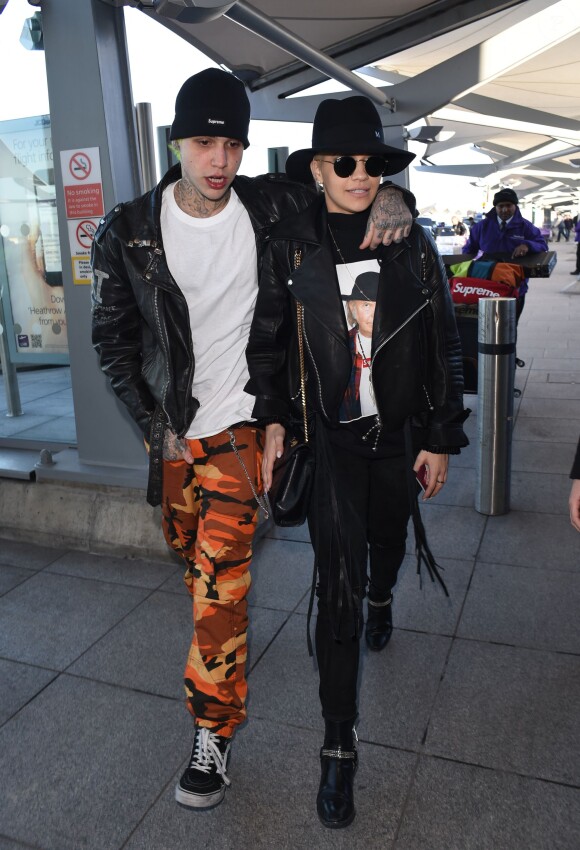 Rita Ora et son compagnon Ricky Hilfiger arrivent à l'aéroport de Londres le 27 février 2015. 