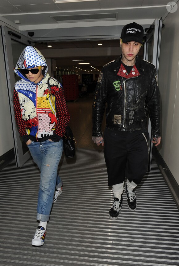 Rita Ora, qui porte une sweat à capuche Adidas désigné par elle-même, et son compagnon Ricky Hilfiger arrivent à l'aéroport Heathrow de Londres, en provenance de Los Angeles. Le 11 février 2015