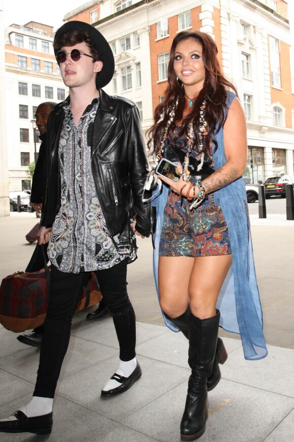 Jake Roche, Jesy Nelson du groupe Little Mix arrivent dans les studios de la BBC Radio 1 à Londres le 13 juillet 2015