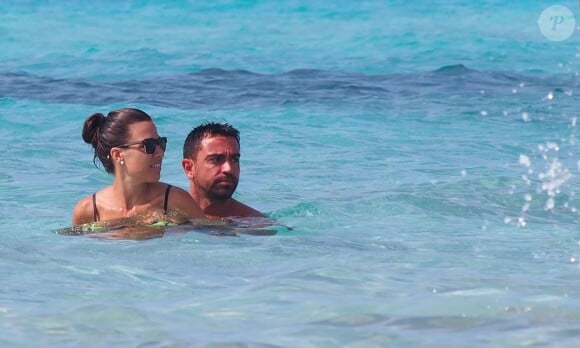 Le footballeur espagnol Xavi et sa femme Nuria en vacances à Ibiza en Espagne le 18 juillet 2015.