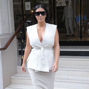 Kim Kardashian (enceinte) sort de son hôtel à Paris. Le 21 juillet 2015