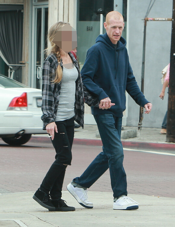 Exclusif - Redmond O'Neal (fils de Ryan O'Neal et de Farrah Fawcett décédée en 2009) semble très amaigri aux cotés d'une amie qui transporte un emballage de poudre sur un parking à Los Angeles le 14 mai 2015.