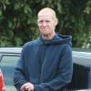 Exclusif - Redmond O'Neal (fils de Ryan O'Neal et de Farrah Fawcett décédée en 2009) semble très amaigri aux cotés d'une amie qui transporte un emballage de poudre sur un parking à Los Angeles le 14 mai 2015.